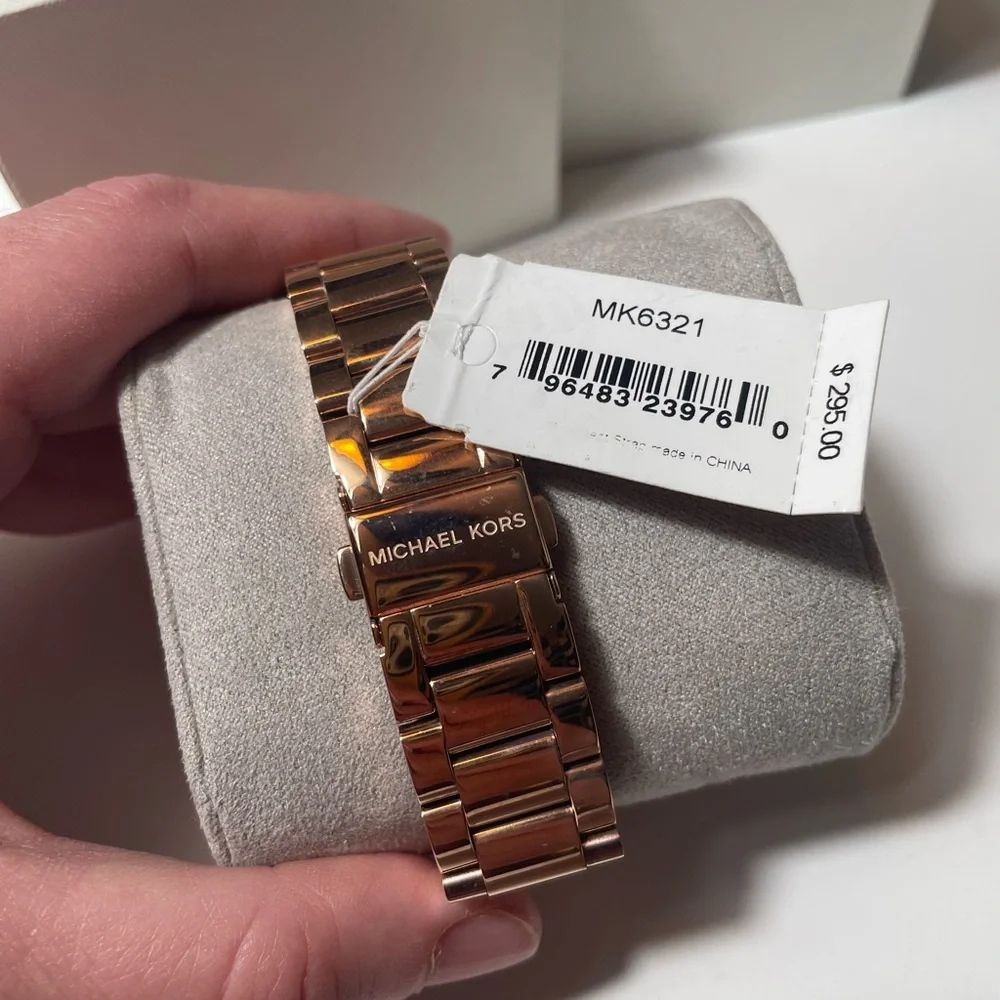 New Michael Kors Rose Gold Watch Elegant Statement Accessory - Picture 4 of 4